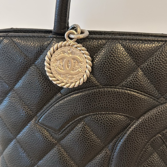 CHANEL tote - Picture 5 of 17